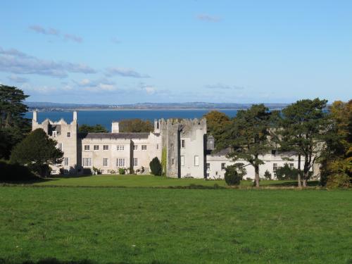 suburb of Howth Castle